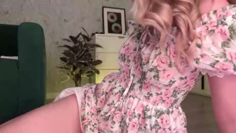 Snapshot of wendy_amber chatting on October 2025 05:32:02 PM Daisy online show from October 2025 05:32:02 PM