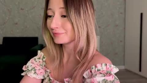 Snapshot of wendy_amber chatting on November 2025 05:46:01 PM Daisy online show from November 2025 05:46:01 PM