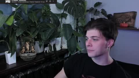 Gus online show from November 2025 07:18:02 PM