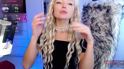 Snapshot of whitelabunny chatting on October 2025 09:43:02 AM WhiteLaBunny online show from October 2025 09:43:02 AM