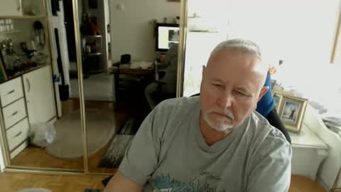 wlodek165 online show from April 2026 10:24:02 AM