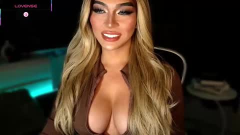 Julia online show from November 2025 08:08:01 PM