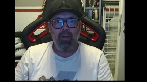 Snapshot of womenizzeer chatting on May 2026 11:43:01 PM Adam online show from May 2026 11:43:01 PM