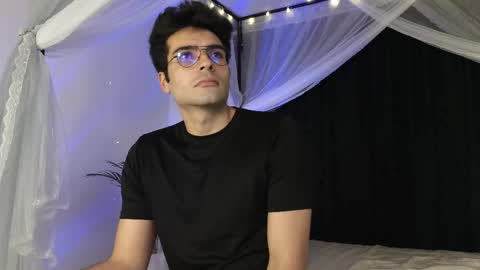 Snapshot of xxxvandersexxx chatting on December 2025 10:46:02 AM July and Fer online show from December 2025 10:46:02 AM