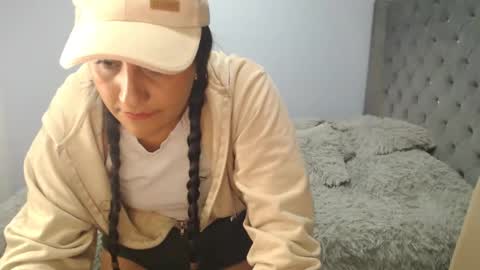 Lunhaa   online show from November 2025 11:14:01 PM