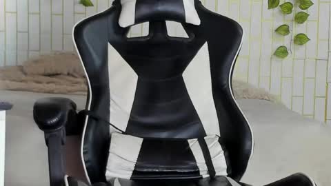 yacksson_lawrence online show from February 2026 02:57:01 PM