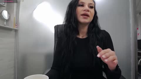 Snapshot of yaraxcox chatting on November 2025 04:43:02 AM Yara online show from November 2025 04:43:02 AM