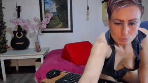 Snapshot of yasmin_goldenst chatting on January 2025 01:54:01 AM Yasemin online show from January 2025 01:54:01 AM