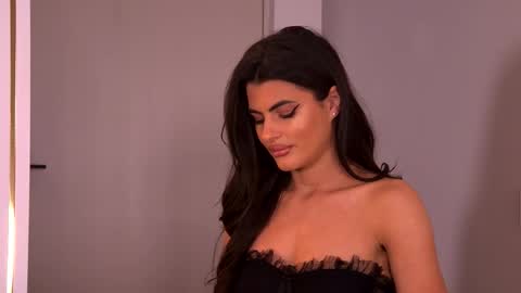 Snapshot of yasminaluna chatting on November 2025 04:12:02 AM Yasmina online show from November 2025 04:12:02 AM