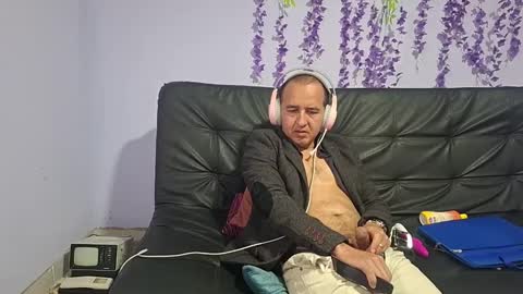 Hazzan online show from November 2025 04:13:02 PM