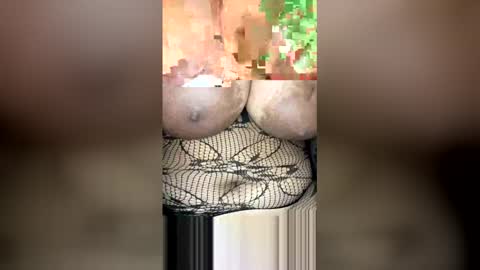 Snapshot of yazmeensosexy chatting on January 2026 05:01:02 AM yazmeensosexy online show from January 2026 05:01:02 AM