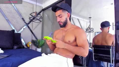 Yiyo online show from December 2025 05:02:02 AM