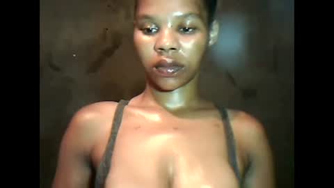 Snapshot of yoncexx25 chatting on December 2024 10:55:02 PM amazingkellyxx online show from December 2024 10:55:02 PM