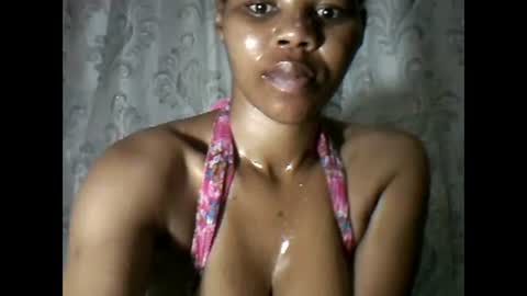 Snapshot of yoncexx25 chatting on March 2025 01:37:01 AM amazingkellyxx online show from March 2025 01:37:01 AM