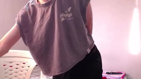 Snapshot of yoonbum_ chatting on October 2025 10:06:02 PM Little Mike Independent model online show from October 2025 10:06:02 PM