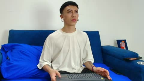 Snapshot of yoshua_smith chatting on April 2026 07:33:02 PM Yoshua Smith online show from April 2026 07:33:02 PM