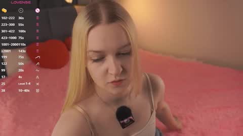 Snapshot of you_fell_in_love chatting on October 2025 07:31:02 PM Elizabeth brunette -- Darline blonde online show from October 2025 07:31:02 PM