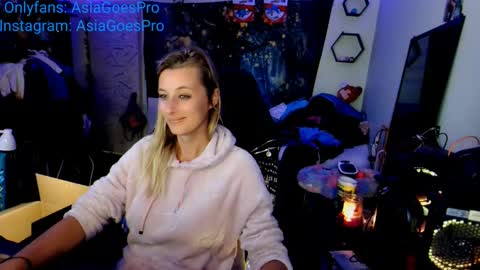 Snapshot of yoursecretgirlfriend963 chatting on February 2025 09:45:02 PM AsiaGoesPro - On All Socials online show from February 2025 09:45:02 PM