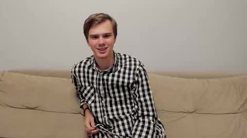 Snapshot of yueslang chatting on November 2025 08:22:02 PM Yue Lang and Samm online show from November 2025 08:22:02 PM