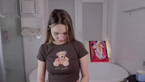 Snapshot of yummyemiily chatting on February 2026 04:50:01 PM Emily online show from February 2026 04:50:01 PM