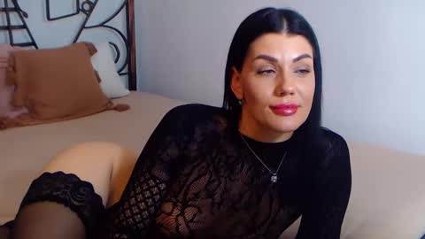 I V Y   online show from December 2024 12:37:01 AM