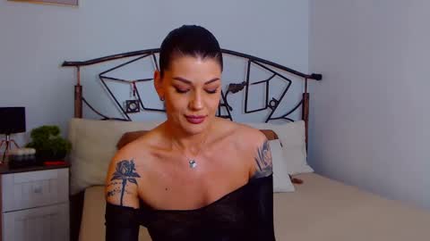 I V Y   online show from February 2025 09:14:02 PM