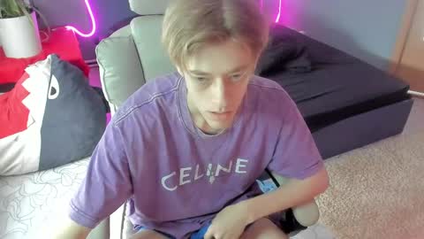 Snapshot of zane_steele chatting on April 2026 04:17:01 AM Kel online show from April 2026 04:17:01 AM