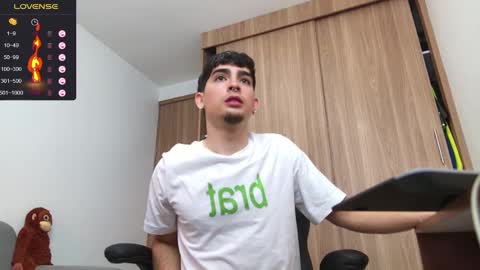 Snapshot of zenn_rush chatting on December 2024 12:07:02 PM Zenn online show from December 2024 12:07:02 PM