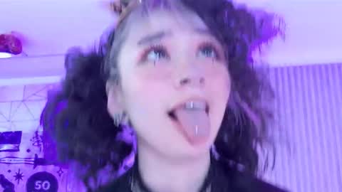 Snapshot of zephirah_abney chatting on December 2025 03:19:01 PM online show from December 2025 03:19:01 PM