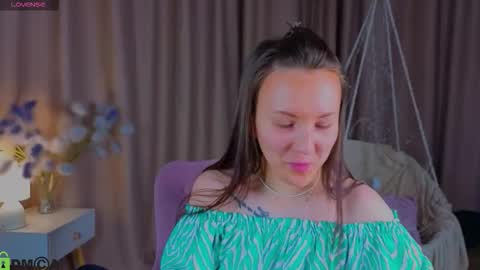 Snapshot of zlata__fox chatting on October 2025 05:00:01 PM Zlata Mon Tue Thu Fri Sun Sa GMT 3 0000pm - 0600pm online show from October 2025 05:00:01 PM