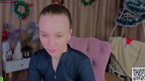 Snapshot of zlata__fox chatting on December 2025 09:03:01 AM Zlata Mon Tue Thu Fri Sun Sa GMT 3 0000pm - 0600pm online show from December 2025 09:03:01 AM