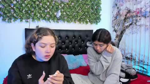 Zoe And Valeria online show from April 2026 06:25:01 PM