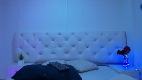 zoe_evaanss_ online show from August 2026 06:33:02 PM