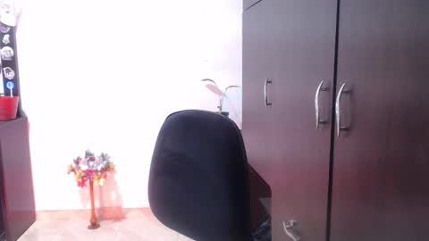 Snapshot of zoe_khall chatting on December 2025 04:18:02 AM ZOE online show from December 2025 04:18:02 AM