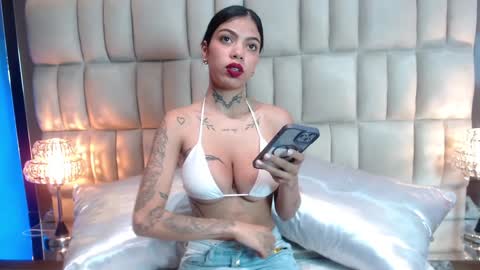 Snapshot of zoe_kravitx chatting on January 2025 08:48:02 PM CAMILA online show from January 2025 08:48:02 PM