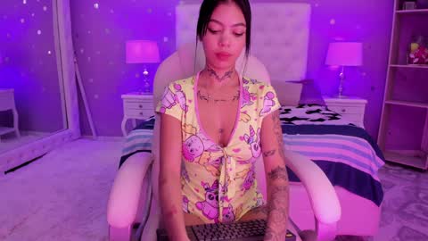 Snapshot of zoe_kravitx chatting on January 2025 04:01:01 PM CAMILA online show from January 2025 04:01:01 PM