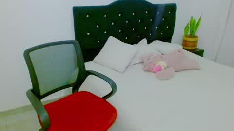 Snapshot of zoe_sexy69 chatting on November 2025 11:24:01 PM ZOE online show from November 2025 11:24:01 PM