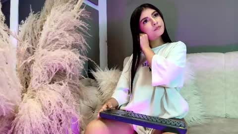 Snapshot of zoee_8 chatting on May 2026 03:18:02 PM ZOE online show from May 2026 03:18:02 PM