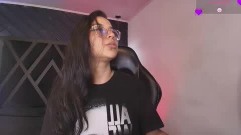 Snapshot of zoee_martins_ chatting on March 2026 05:29:01 PM Zoe 3 online show from March 2026 05:29:01 PM