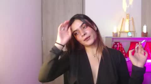 Snapshot of zoee_t chatting on November 2025 02:13:01 AM Zoee online show from November 2025 02:13:01 AM