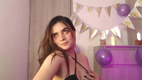 Snapshot of zoee_t chatting on November 2025 07:50:02 PM Zoee online show from November 2025 07:50:02 PM