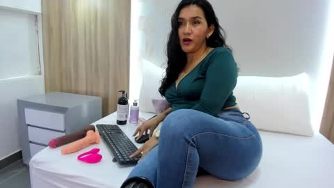 zoee_zi online show from September 2025 07:17:02 PM
