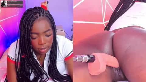 Snapshot of zoeethompson_cm chatting on November 2025 11:07:01 AM online show from November 2025 11:07:01 AM