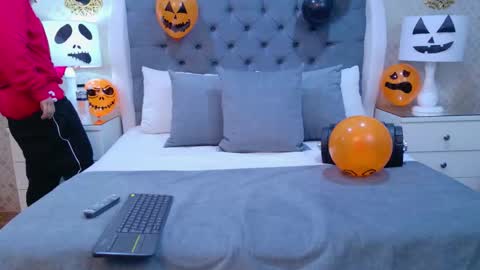 Zoe Krug online show from October 2025 11:32:02 AM