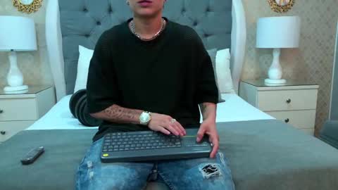 Zoe Krug online show from November 2025 12:14:02 PM