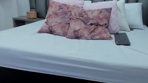 Zoe Krug online show from February 2026 12:15:01 PM