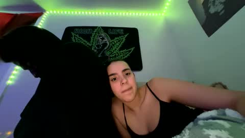 Snapshot of zoel87 chatting on January 2025 01:06:01 AM LovelyLatin25 online show from January 2025 01:06:01 AM
