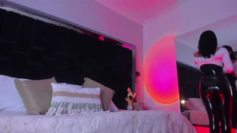 zoevidal_ online show from February 2025 11:33:02 AM