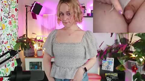 Snapshot of zoeyryan chatting on November 2025 06:48:02 PM Zoey Ryan online show from November 2025 06:48:02 PM