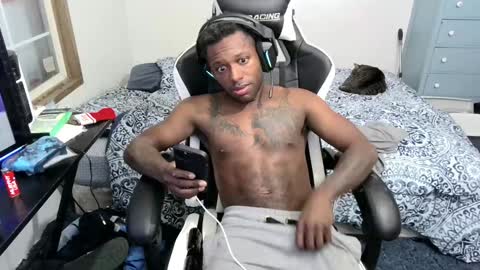 Snapshot of zoneingout chatting on December 2024 01:43:01 AM zoneingout online show from December 2024 01:43:01 AM